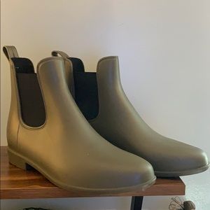 Green ankle boots (brand new)